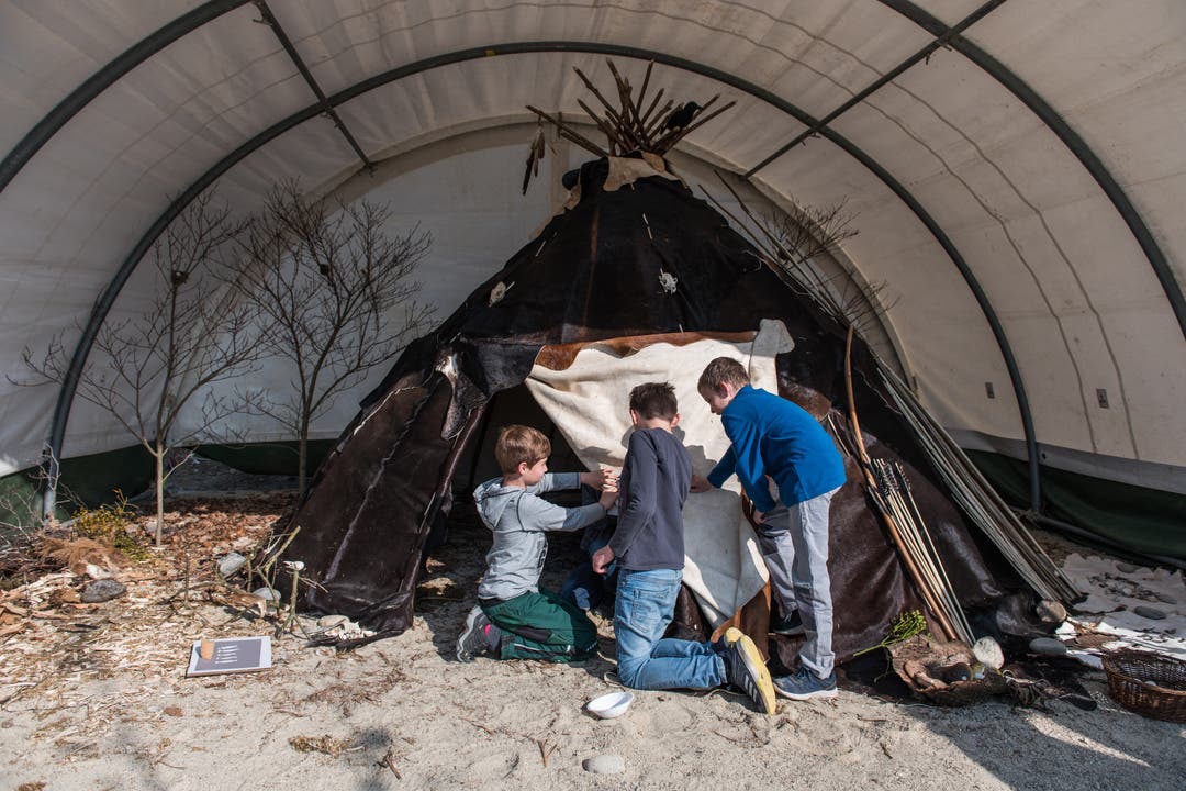 Schüler aus Wauwil, die beim neuen Teil der Ausstellung, einem Zelt eines Nomadenvolkes, die Felle bemalen dürfen.