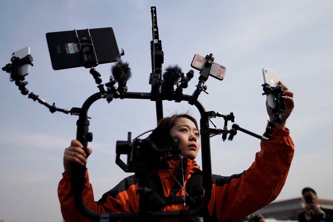 Eine übereifrige Reporterin berichtet live vom chinesischen Volkskongress. (Bild: Wu Hong/EPA/Keystone, Peking, 8. März 2019)