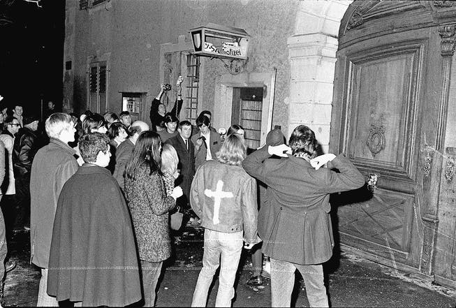 Szenenbild aus dem Film «Nach dem Sturm»: Jugendliche belagern am Abend des 4. Januar 1969 die Hauptwache der Stadtpolizei in Luzern. (Bild: PD)