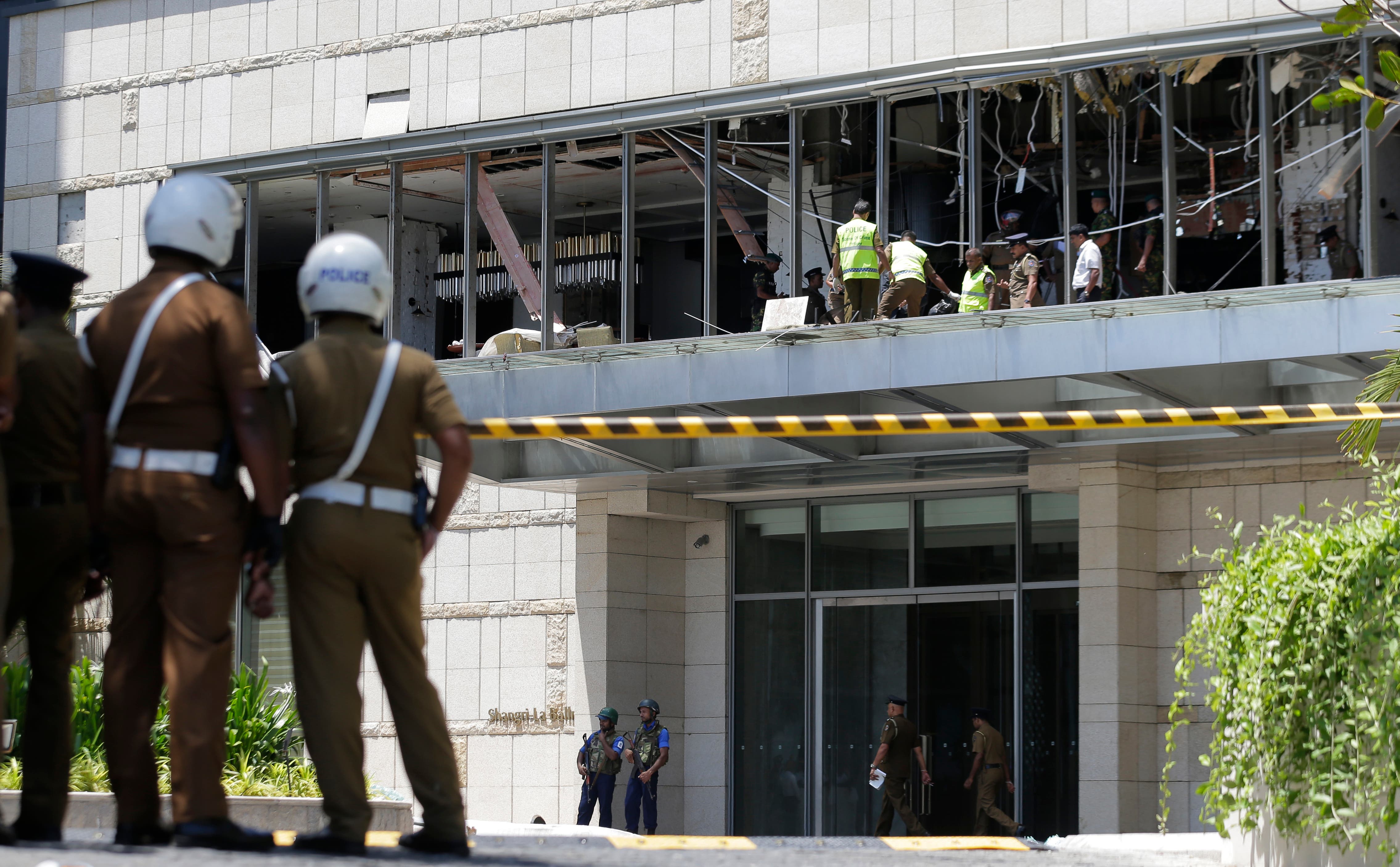 Eine Explosion ereignete sich auch im Hotel Shangri-la. Polizisten und Forensiker sichern nach dem Attentat Spuren. (Bild: Keystone)