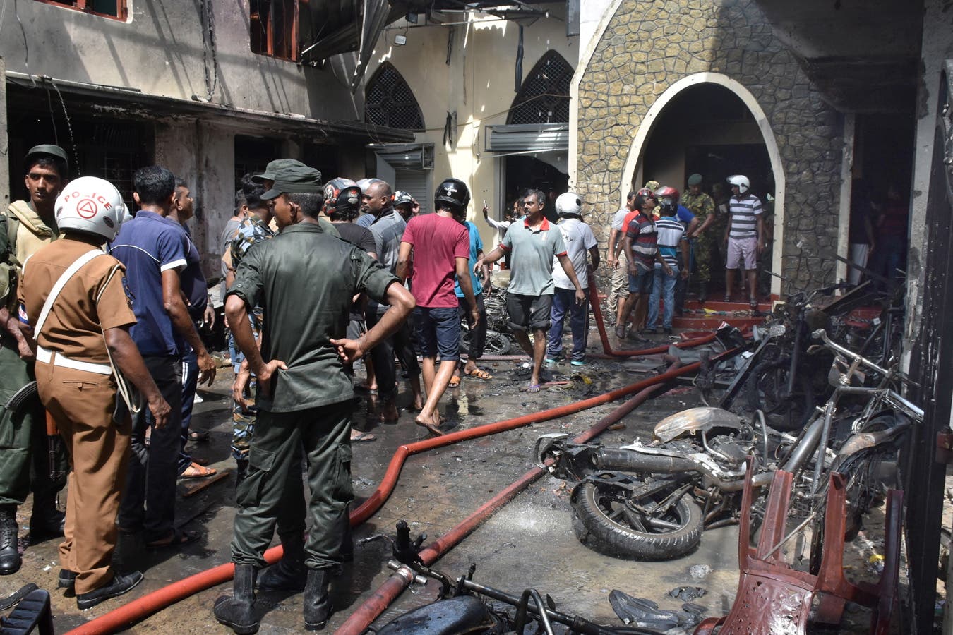 Verwüstung und Zerstörung: Vor der Kirche Batticalova in Colombo herrscht Chaos nach der Explosion. (Bild: Keystone)