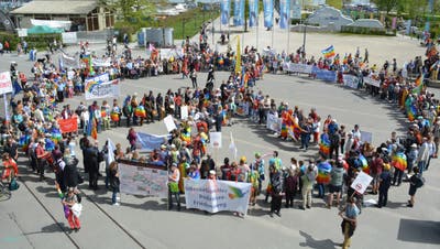 Die Teilnehmer des Friedensweges bilden auf Klein Vendedig ein Peace-Zeichen. (Bild: Judith Schuck)
