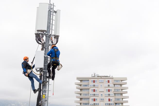 Eine G5-Antenne wird im Kanton Genf installiert. (Bild: KEYSTONE/Martial Trezzini)