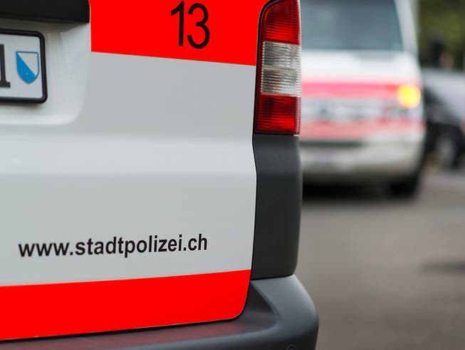 In Zürich sind drei junge Männer festgenommen worden. Sie stehen im Verdacht, zwei Brandsätze gegen das Türkische Generalkonsulat geworfen zu haben. (Bild: KEYSTONE/CHRISTIAN BEUTLER)