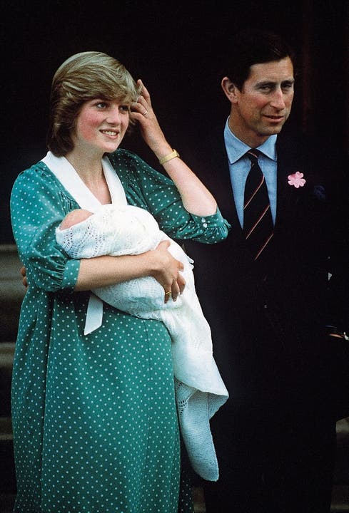 Diana und Charles mit ihrem erstgeborenen Sohn vor dem St. Mary’s Hospital. (Bild: Jon Hoffman/Getty (22. Juni 1982))