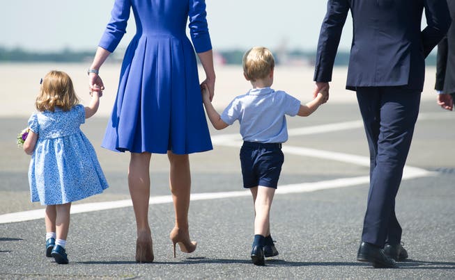 Prinz William und Kate, Duchess of Cambridge auf dem Flughafen Berlin mit ihren Kindern Prinz George and Prinzessin Charlotte 2017 (Steffi Loos/Pool Photo via AP, File)