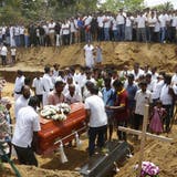 Verwandte und Freunde beten an der Massenbeisetzung der Opfer, welche in der Katuwapitiya-Kirche in Negombo ums Leben kamen. (Bild: Pushpa Kumara/EPA)
