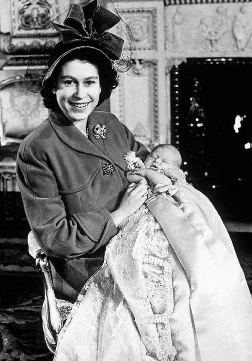 Queen Elizabeth noch als Prinzessin mit ihrem Sohn Charles, kurz nach dessen Geburt 1948. (Bild: Getty)
