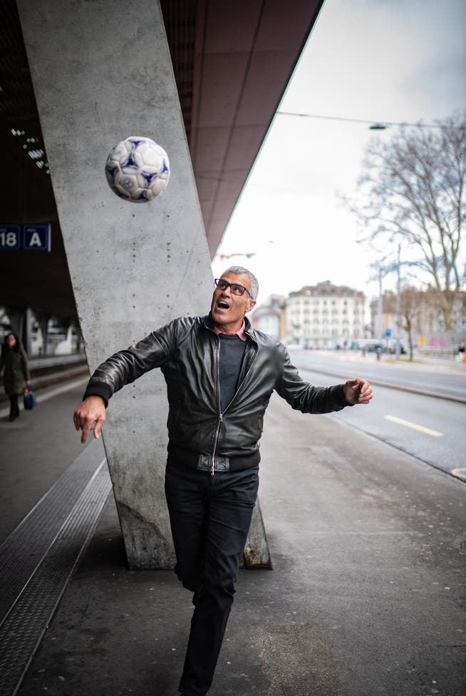 Sein Feuer für den Fussball brennt nach wie vor: Andy Egli beherrscht den Ball am Hauptbahnhof Zürich mit 60 Jahren wie zu seiner besten Zeit. (Bilder: Benjamin Manser/8. März 2019)