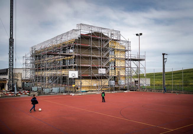 Der Sportplatz kann trotz der Umbauarbeiten am Trakt C des Ebnet-Schulhauses genutzt werden. (Bild: Benjamin Manser (23. April 2019))