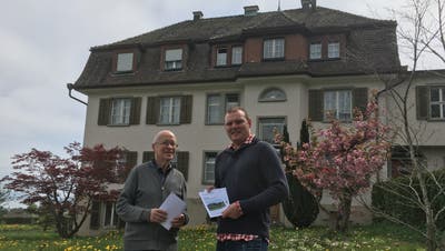 Pfarrer und Bewohner Josef Gander und Kirchenpfleger Simon Tobler vor dem Priesterhaus Bernrain. (Bild: Urs Brüschweiler)