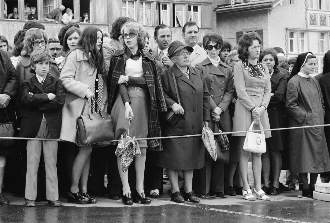 27. April 1980: Frauen stehen ausserhalb des Rings und beobachten den Verlauf der Landsgemeinde von Appenzell Innerrhoden. Sie waren noch nicht stimmberechtigt. (Bild: Keystone/Str)