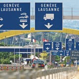 Am 12. Dezember 2018 war das Schengener Abkommen 10 Jahre in Kraft. Im Bild der Grenzübergang in Bardonnex im Kanton Genf. (Bild: Keystone/Martin Rütschi, 13. August 2008)