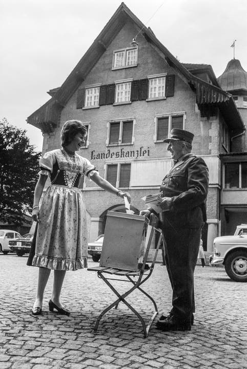 Novum in der Schweiz: 1971 sind erstmals Frauen berechtigt, an eidgenössischen Wahlen teilzunehmen. Eine Appenzellerin wirft als erste Frau der Schweiz vor der Kanzlei im Hauptort Appenzell ihren Stimmzettel in die Urne. (Bild: Keystone/Paul Foschini)
