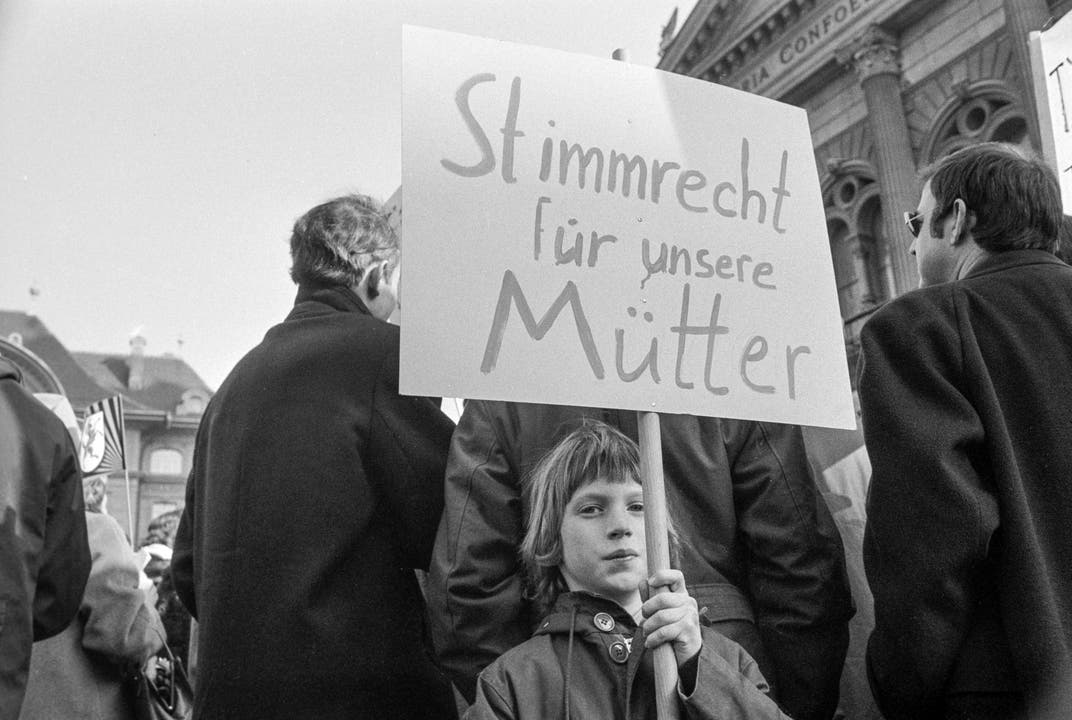 «Stimmrecht für unsere Mütter»: Am 1. März 1969 beteiligten sich über 5000 Frauen und Männer am «Marsch auf Bern», um für das Frauenstimmrecht zu demonstrieren. (Bild Joe Widmer/Keystone)