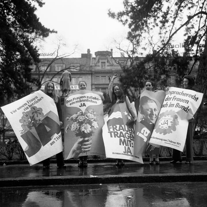 «Den Frauen zu liebe – ein männlcihes JA»: Befürworterinnen des Frauenstimmrechts posieren am 26. Januar im Vorfeld der nationalen Abstimmung vom 7. Februar 1971 zum Frauenstimmrecht auf Bundesebene mit Ja-Plakaten in Zürich. (Bild: Keystone/Str)