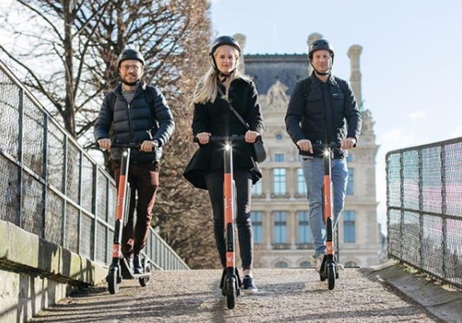 Geht es nach dem E-Trottinett-Anbieter «Voi», sollen die orangen Scooter schon bald durch neun Schweizer Städte rollen. (Bild: PD/Instagram Voi)