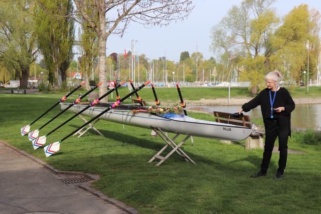 Vorstandsmitglied Irene de Boni tauft das neue Ruderboot Pallas. (Bild: PD)