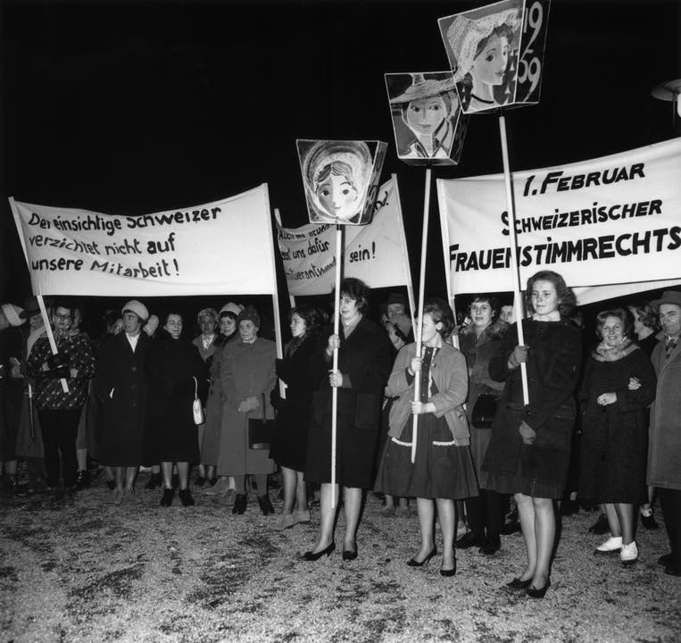 «Der einsichtige Schweizer verzichtet nicht auf unsere Mitarbeit!»: Ein friedlicher Demonstrationszug von Frauen auf dem Lindenhof in Zürich am 1. Februar 1962. (Bild: Keystone/Str)