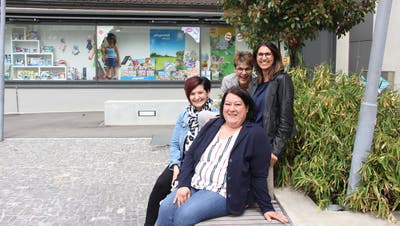 Jolanda Lerch und Lisa Cavalho (hinten, v.l.), Rebecca Ferraro-Perin und Giuseppa Lanzarone (vorne, v.l.) setzen sich für ein Kinderbetreuungsangebot in Rorschach ein. (Bild: Jolanda Riedener)