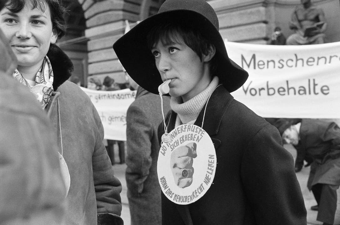 «Wenn Männerfäuste sich erheben, kann das Menschenrecht nie leben»: Am 1. März 1969 beteiligten sich über 5000 Frauen und Männer am «Marsch auf Bern», um für das Frauenstimmrecht zu demonstrieren. (Bild Joe Widmer/Keystone)