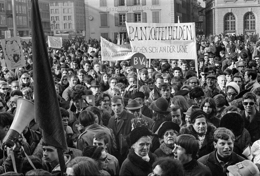 «Pantoffelhelden rächten sich an der Urne»: Am 1. März 1969 beteiligten sich über 5000 Frauen und Männer am «Marsch auf Bern», um für das Frauenstimmrecht zu demonstrieren. (Bild Joe Widmer/Keystone)