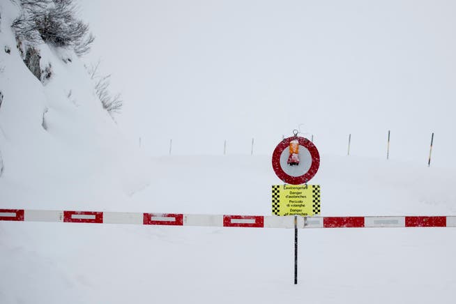 Wegen grosser Schneemassen musste die Strasse zwischen Andermatt und Realp schon im Januar gesperrt werden. (Bild: Urs Flüeler/Keystone)