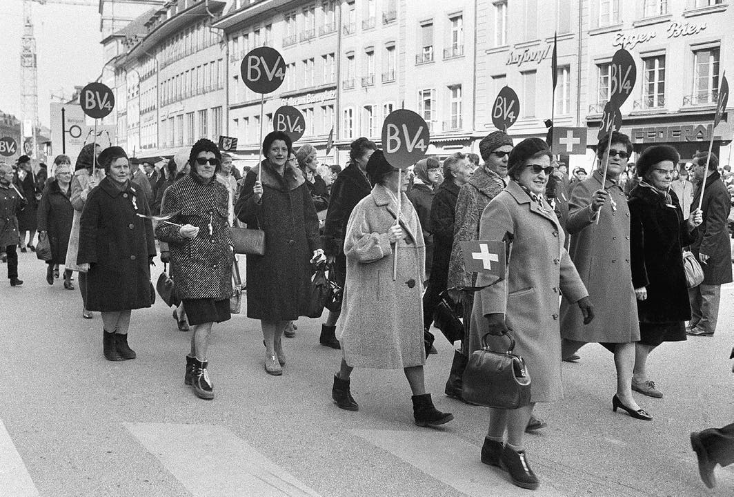 Am 1. März 1969 beteiligten sich über 5000 Frauen und Männer am «Marsch auf Bern», um für das Frauenstimmrecht zu demonstrieren. (Bild Joe Widmer/Keystone)