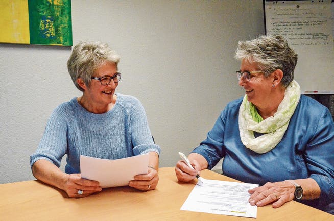 Bernadette Schwarz aus Münchwilen und Christine Pascale aus Lommis arbeiten seit 40 Jahren für die Spitex-Dienste in Münchwilen. (Bild: che)