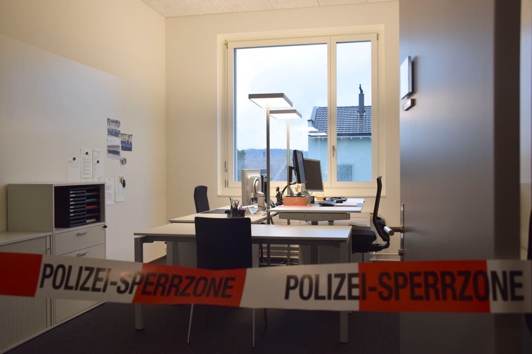 Für die Öffentlichkeit Sperrzone, für die Polizisten das neue Büro: So präsentieren sich die Räume in der Polizeistation. Bilder: Nicola Ryser
