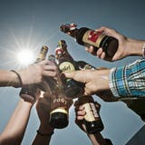 Tag des Schweizer Biers. GESTELLTE SZENE ... Das Bild entstand am Donnerstag, 23. April 2015.(Pius Amrein / Neue LZ)Bier, Alkohol, Trinken, Sonne, Sommer, Durst, Bierkonsum, Alkoholkonsum