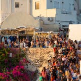 Die griechische Insel Santorini versucht der Touristenflut mit hohen Gebühren Herr zu werden. (Bild: Athanasios Gioumpasis/Getty 16. Juli 2018)
