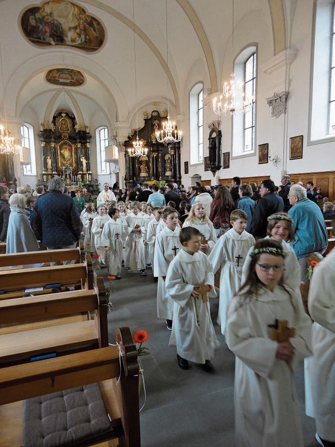 Die Erstkommunikanten beim Auszug aus der Kirche. (Bild: Ruedi Wechsler, Wolfenschiessen, 28. April 2019)