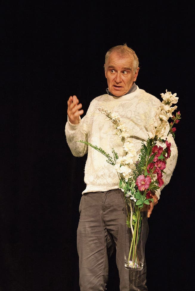 Joachim Rittmeyer als Theo Metzler mit dem Blumenstrauss für den Tiefschläfer Zemp. (Bild: Casino Theater)