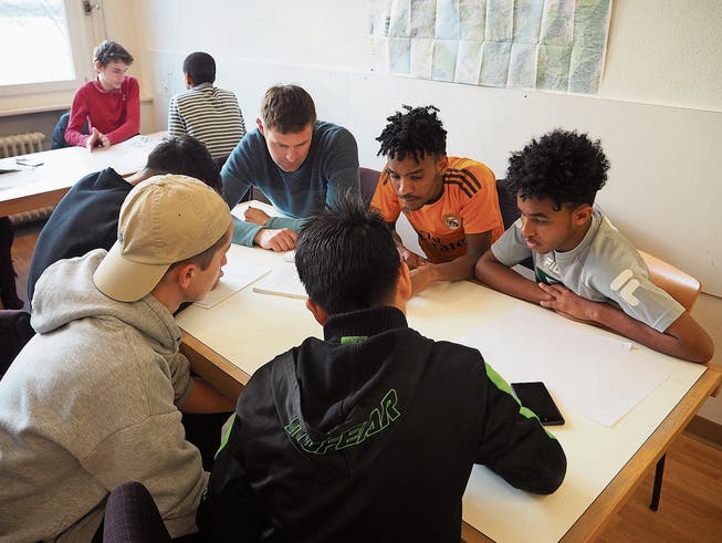 Afghanische und eritreische Flüchtlinge lernen gemeinsam mit einem Lehrer und Schüler der ISZL. (Bild: PD)