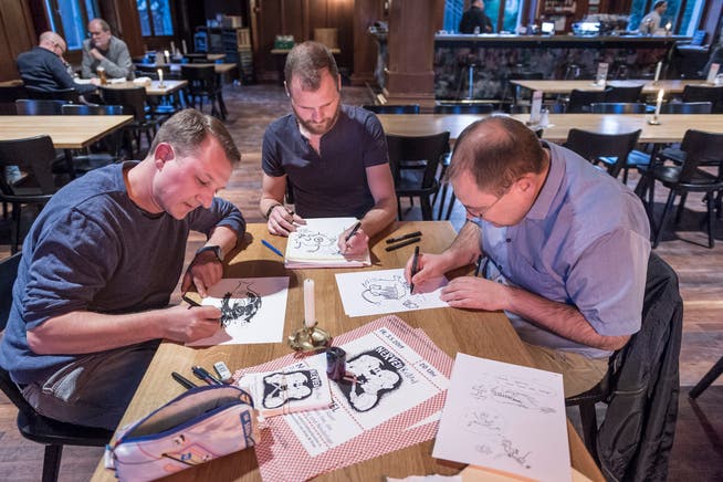 Die Illustratoren Jonathan Németh, Martin Tiziani und Thomas Hättenschwiler bei einem Testzeichnen in der «Militärkantine», St. Gallen. Am Freitag findet dort der erste St. Galler Comic-Slam statt. (Bild: Hanspeter Schiess)