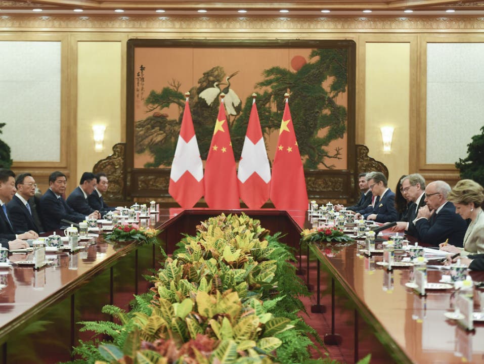 Die Häufigkeit der gegenseitigen Besuche befinde sich auf einem «historischen Höhepunkt», sagte Maurer im Anschluss an das Treffen mit Xi Jinping. (Bild: Keystone/AP Pool Kyodo News/MADOKA IKEGAMI)