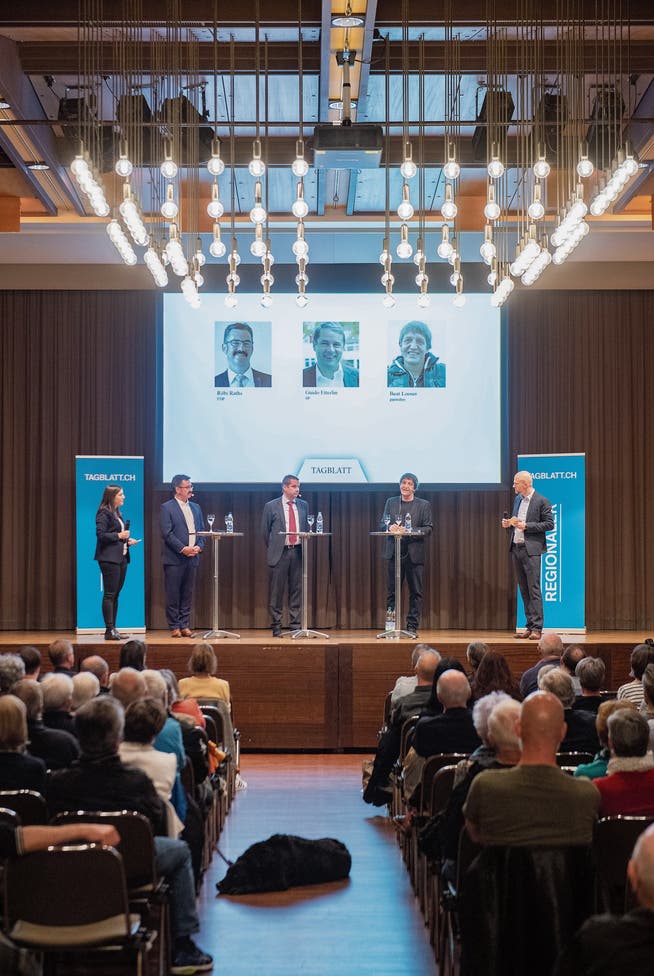 Zwischen den drei Kandidaten Röbi Raths, Guido Etterlin und Beat Looser (v. l). fand eine angeregte Diskussion statt. (Bild: Urs Bucher)