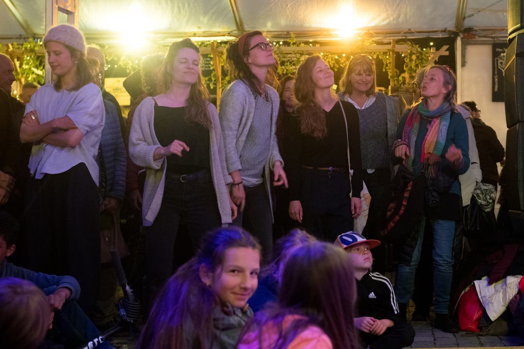 Das Publikum während des Konzerts von Woro's auf dem Dorfplatz. (Bild: Boris Bürgisser, Stans, 30. April 2019)