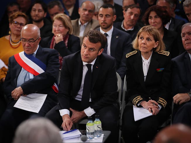 Die von ihm selber zur Entschärfung der Proteste der «Gelbwesten» eingeführte Bürgerdebatte hat den französischen Präsidenten Emmanuel Macron am Donnerstag nach Korsika geführt. (EPA/OLIVIER SANCHEZ) (Bild: Keystone/EPA/OLIVIER SANCHEZ)