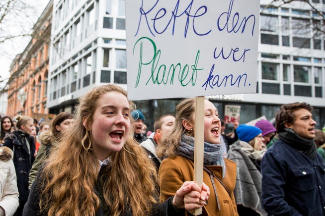 Schüler demonstrieren am Klimastreik in St.Gallen.