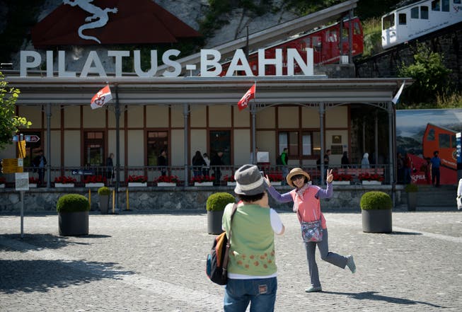 Touristen bei der Talstation Alpnach der Pilatus-Bahnen. (Bild: Corinne Glanzmann, 25. Juni 2018)