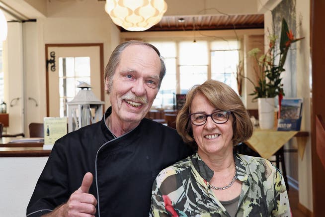Bruno und Gina Schmid sind seit 40 Jahren im Gastrobereich tätig: Am kommenden Samstag sind sie zum letzten Mal im Einsatz. (Bild: Res Lerch)