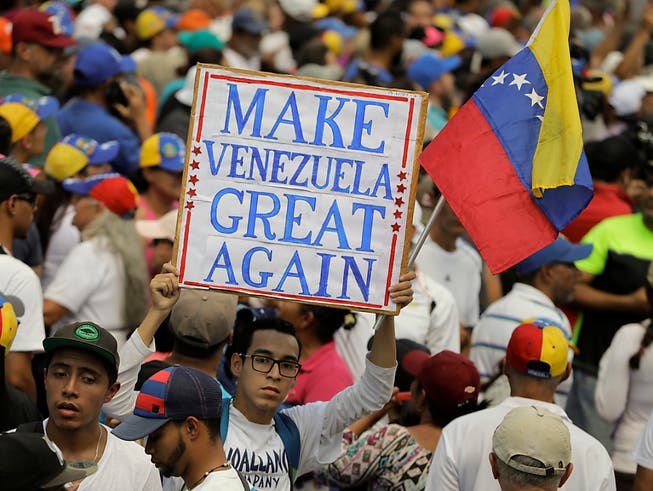 Anhänger von Venezuelas selbst ernanntem Interimspräsidenten Juan Guaidó bei einer Kundgebung in der Hauptstadt Caracas. (Bild: KEYSTONE/AP/NATACHA PISARENKO)