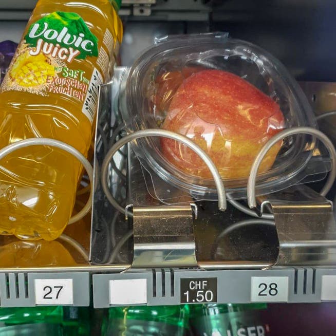 In Selecta-Verpflegungsautomaten werden Äpfel in Plastik verpackt zum Verkauf angeboten. (Bild: Leserreporter)