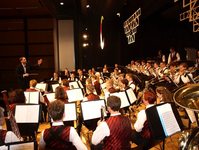 Die Musikgesellschaft Ennetbürgen unter der Leitung von Michael Schönbächler zeigte am Jahreskonzert ihr Können. (Bild: Kurt Liembd (Ennetbürgen, 7. April 2019))