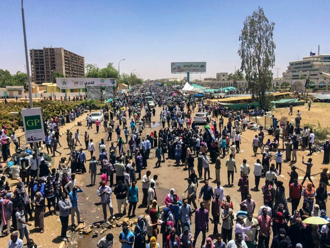 Den dritten Tag in Folge demonstrierten am Montag Tausende Sudanesen in der Hauptstadt Khartum. Sie versammelten sich vor der Zentrale der Streitkräfte. (Bild: KEYSTONE/AP)