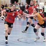 Kira Klein (links) und die NLB-Frauen des HSC Kreuzlingen haben den direkten Wiederaufstieg in die höchste Spielklasse fast schon auf sicher. (Bild: Mario Gaccioli, Kreuzlingen, 7. April 2019)