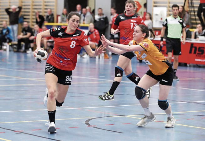 Kira Klein (links) und die NLB-Frauen des HSC Kreuzlingen haben den direkten Wiederaufstieg in die höchste Spielklasse fast schon auf sicher. (Bild: Mario Gaccioli, Kreuzlingen, 7. April 2019)