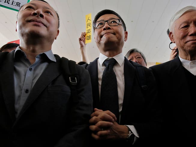 Vertreter der «Regenschirm-Bewegung» für mehr Demokratie vor der Urteilsverkündung in Hongkong. (Bild: KEYSTONE/AP/VINCENT YU)